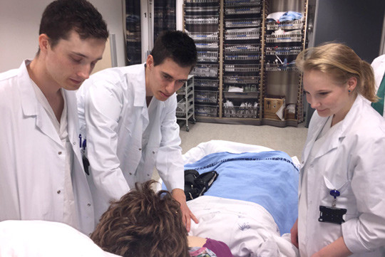 Inger Heimdal Stenseng med Gerd og to medstudenter. Foto privat