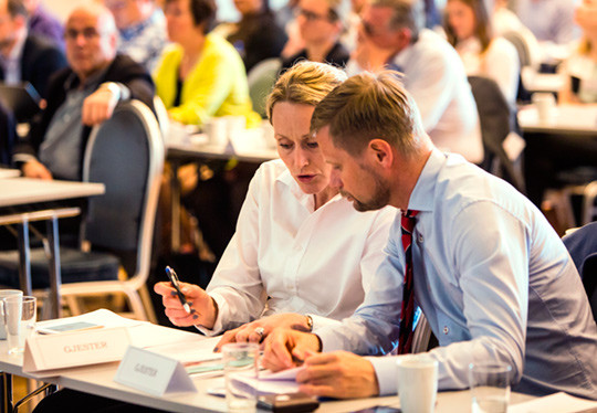 Hege Gjessing og Bent H&oslash;ie i samtale under den helsepolitiske debatten. Foto: Thomas Barstad Eckhoff