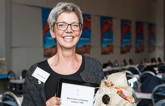 Clare Beate Gram Gjesdal er sv&aelig;rt glad for lederprisen. Foto Thomas Barstad Eckhoff