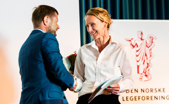 Hege Gjessing overrakte den nye IKT-rapporten til Bent H&oslash;ie. Foto: Thomas Barstad Eckhoff