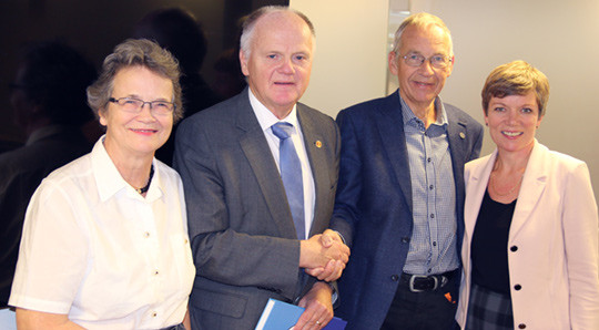 ET HISTORISK &Oslash;YELBLIKK: Tannlege og tidligere student i Basel Helene M. Torkildsen overrekker studentboken til dekan Frode&hellip;