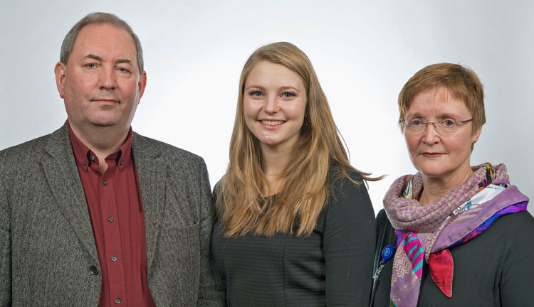 Professor Lars A. Akslen, forskerlinjestudent Maria Ryssdal Kraby og professor Anna M. Bofin. Foto: J&oslash;rn Ove S&aelig;ternes