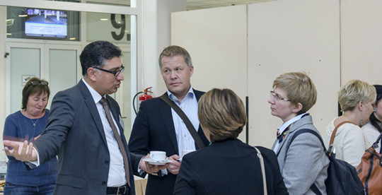 DISKUSJON: Kaffepausen ga rom for &aring; videre diskusjon. Foto: Den ungarske allmennlegeforeningen