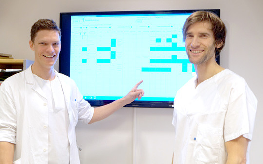 GOD OVERSIKT: &ndash; Tavlen hjelper oss til &aring; huske alt vi skal gj&oslash;re, sier legene Martin Paulson og Gustav Siqueland. Foto:&hellip;