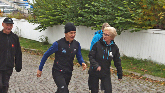 UT P&Aring; TUR, ALDRI SUR: Ole Petter Hjelle p&aring; treningstur med noen av sine pasienter. Foto: Henrik B&oslash;e, NRK Vestfold