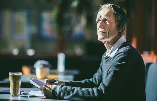 Eiliv Lund starter dagen rolig med kaffe og artikkellesing i kantinen. Foto: Marius Fiskum