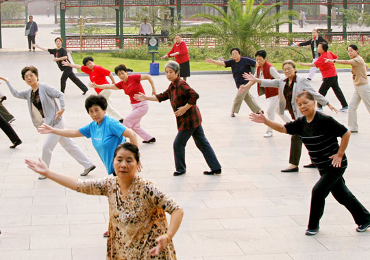Morgentrening i Den forbudte by i Beijing &ndash; gruppen f&oslash;lger instrukt&oslash;ren i tai chi. Foto: Science Photo Library