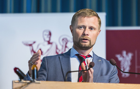 KLAR TIL KAMP: H&oslash;yres Bent H&oslash;ie m&oslash;ter Torgeir Micaelsen (A) og Kjersti Toppe (Sp) til debatt om politiske og ideologiske&hellip;