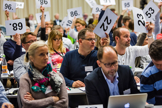 STORT ENGASJEMENT: Mange &oslash;nsker &aring; delta i debattene. Foto: Thomas Barstad Eckhoff