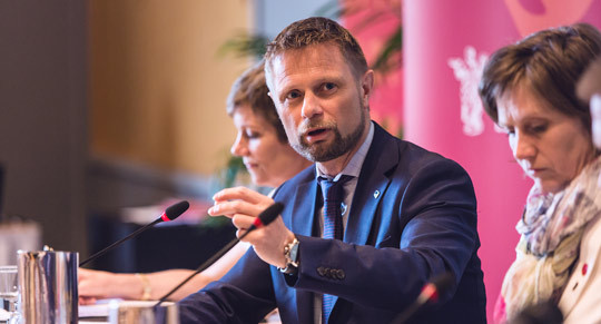 HELSEPOLITISK DEBATT: Helseminister Bent H&oslash;ie med Marit Hermansen (t.v) og Sps Kjersti Toppe. Foto: Thomas Barstad Eckhoff&hellip;