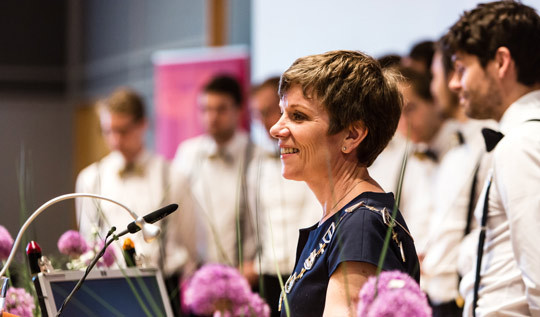 STOLT PRESIDENT: Marit Hermansen flankert av medisinstudentenes kor Sangvinerne. Foto: Thomas Barstad Eckhoff/Legeforeningen