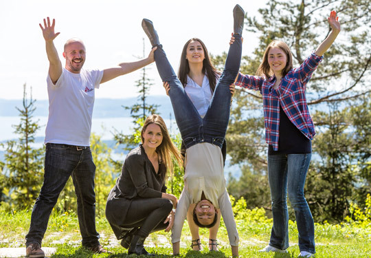 AKROBATIKK: Spreke MedHum'ere inviterte til sykkeltur og giverglede. Leder Marlene L&oslash;w (nummer to til venstre) sammen med&hellip;