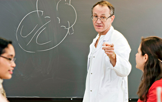 Jostein Halgunset underviser for en gruppe studenter. Foto: Geir Mogen/NTNU