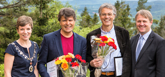 GLADE PRISVINNERE: Olav R&oslash;ise og Even Reinertsen med president Marit Hermansen og visepresident Jon Helle etter&hellip;