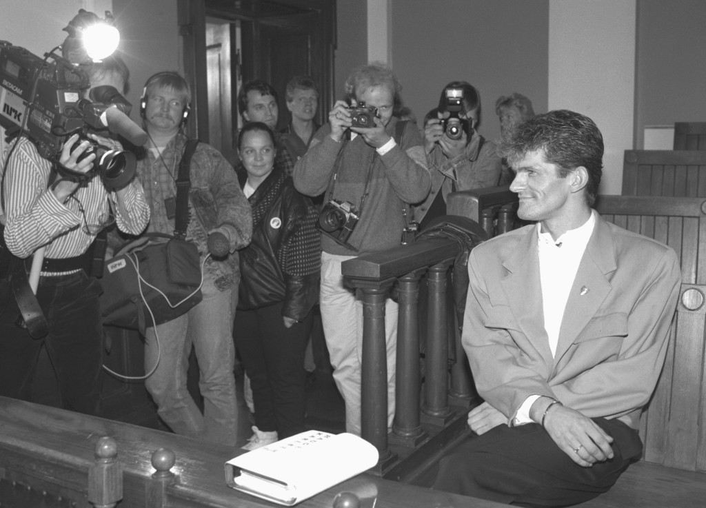 Henki Hauge Karlsen var hivpositiv og mistet jobben som bartender p&aring; grunn av smittefrykt. Han tok saken til retten sammen&hellip;