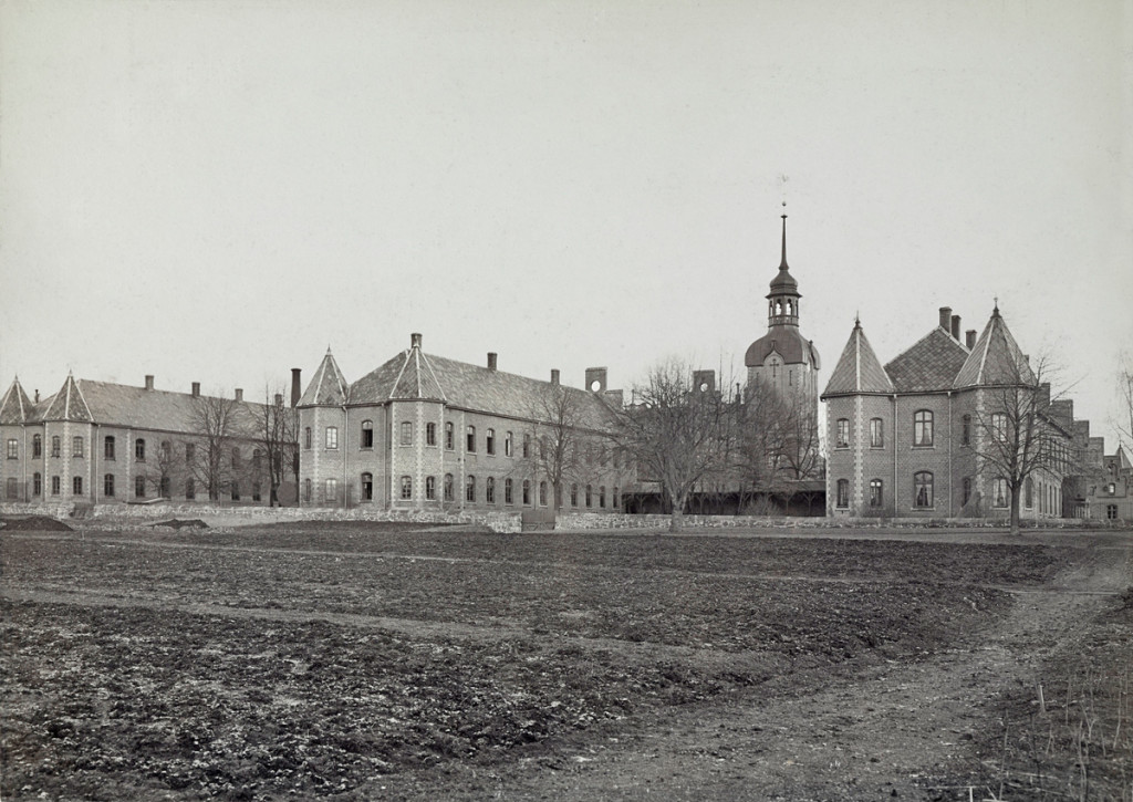 Gaustad sykehus ble etablert i landlige omgivelser, &laquo;uber&oslash;rt av alle ydre Forholde&raquo;. Sykehuset ble planlagt i 1845 og &aring;pnet&hellip;