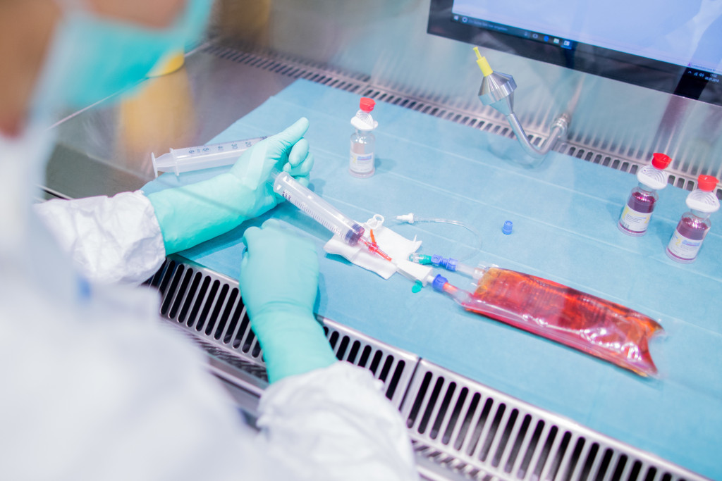 Produksjon av kreftmedisiner. Illustrasjonsfoto: DPA/Rolf Vennenbernd/NTB scanpix