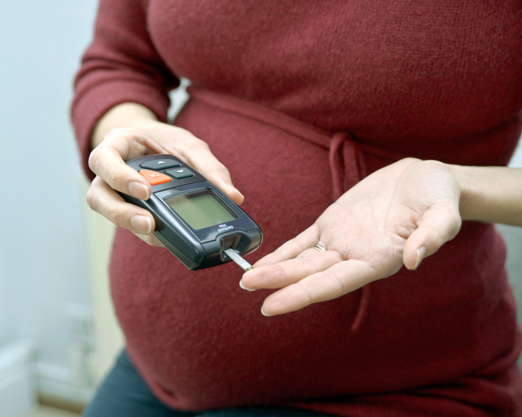 Gravid kvinne tester blodsukkerniv&aring;et. Illustrasjonsfoto: Science Photo Library/NTB scanpix