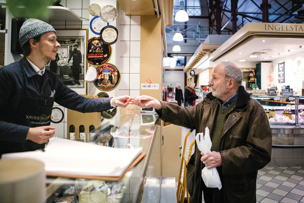 Dag Thelle tar ofte bes&oslash;kende til G&oslash;teborg med ned i Stora Saluhallen, et handelshus fra 1800-tallet, for &aring; kj&oslash;pe ost.