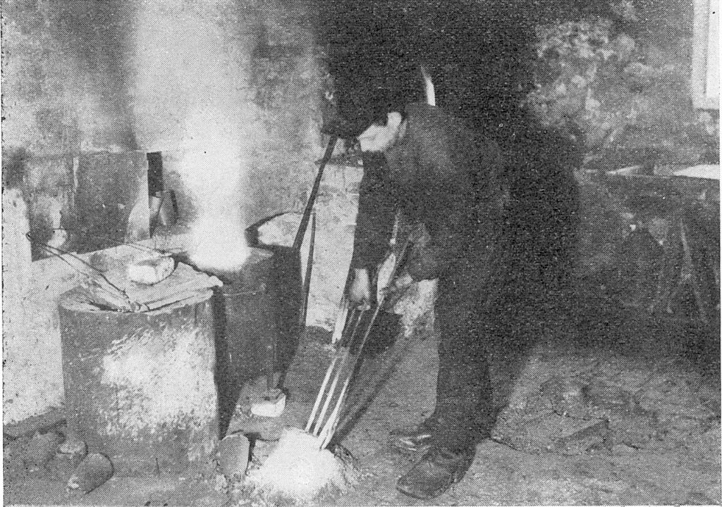 Det smeltede metall i diglen &laquo;skummes&raquo; for slagg og urenheter.