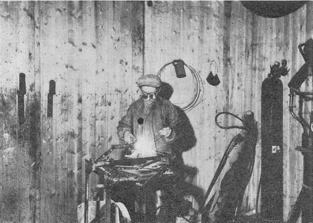 Fra sykkelreparasjonsverksted. Sykkelramme. Autogensveisning.