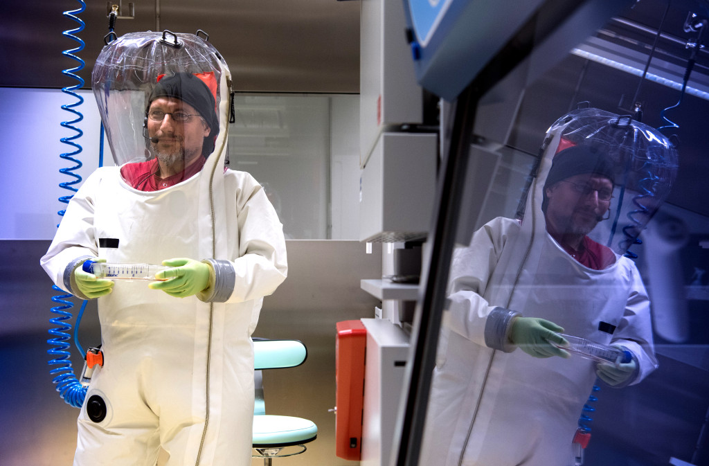 A medical-technical assistant (MTA) works in a protective suit during a press appointment in the S4 laboratory of the Robert&hellip;
