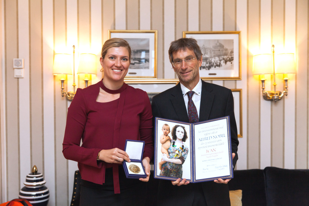 Leder Beatrice Fihn i Den internasjonale kampanjen for forbud mot atomv&aring;pen (ICAN) og Tilman Ruff, kopresident i&hellip;