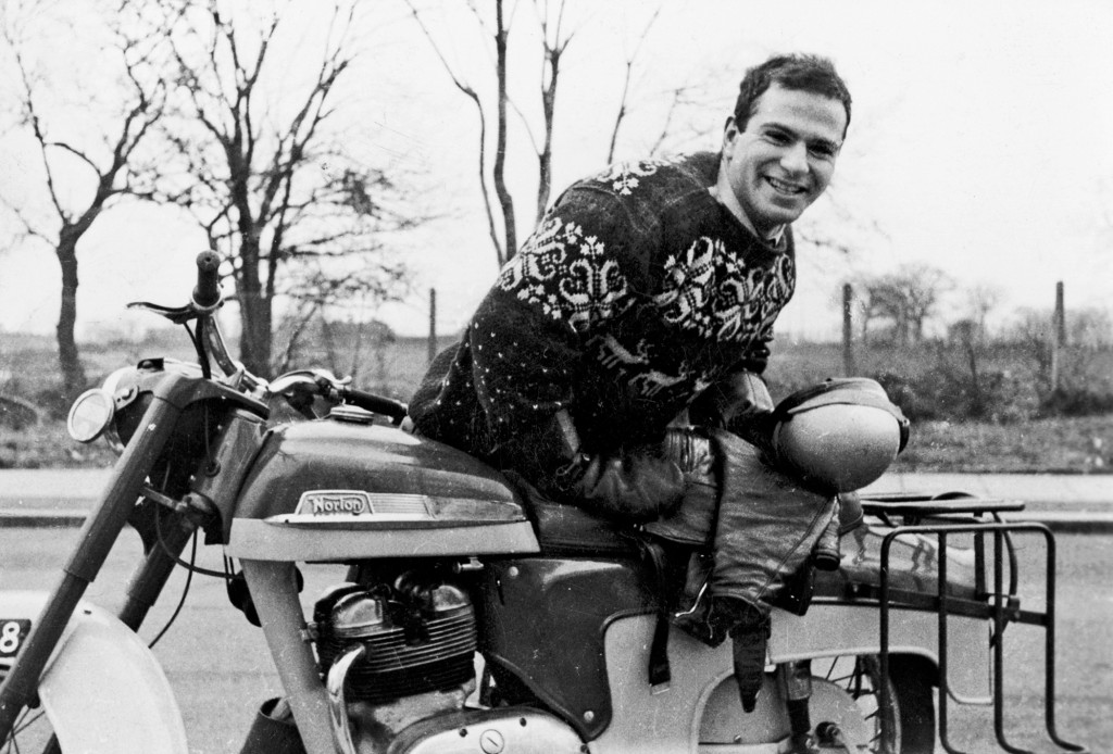 Figur 2 Oliver Sacks p&aring; en av sine kj&aelig;re motorsykler i 1956, &aring;ret han fyller 23 &aring;r. Foto: Charles Cohen / Knopf