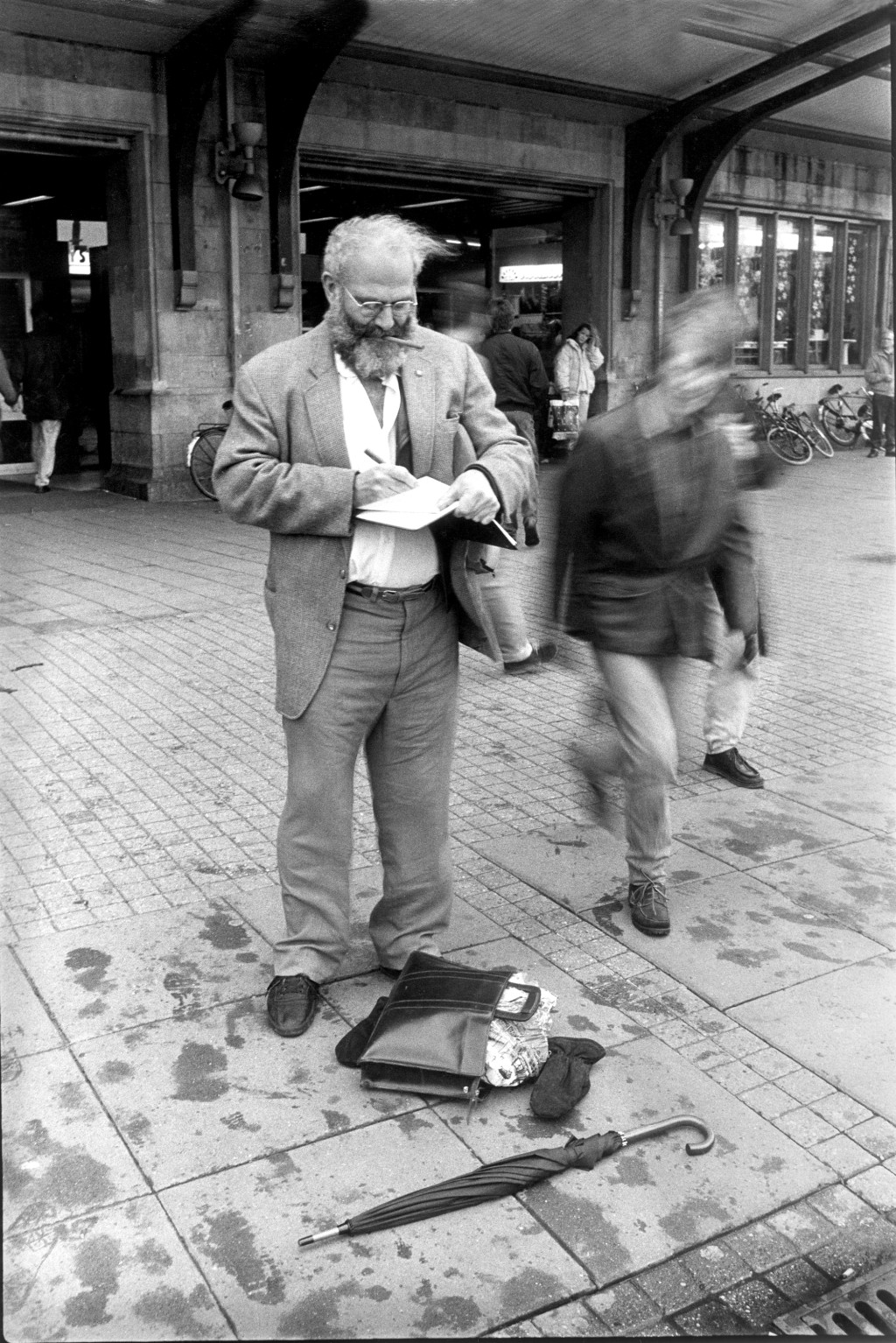 Figur 3 Oliver Sacks skrev bestandig, her utenfor togstasjonen i Amsterdam. Foto: Lowell Handler