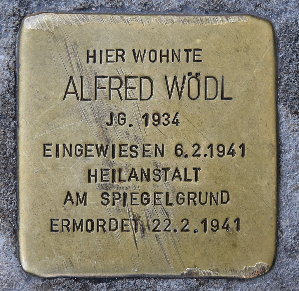Stolperstein for Alfred W&ouml;dl som ble drept ved Am Spiegelgrund 22. februar 1941, 16 dager etter han ble innlagt. Foto:&hellip;