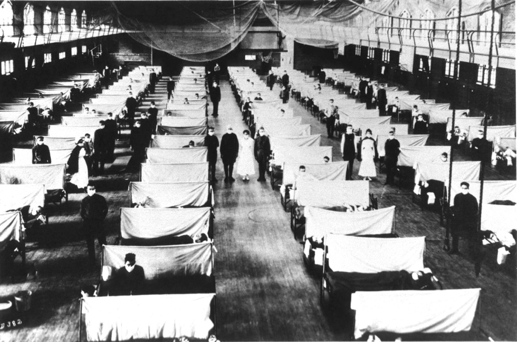 En amerikansk skolegymsal gjort om til sykehus for spanskesykepasienter i 1918&ndash;19. Sykdommen gjorde en tredjedel av verdens&hellip;