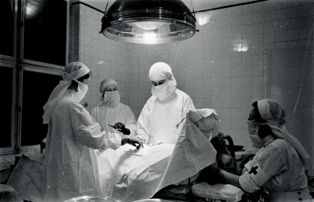 Sykepleier som gir anestesi under operasjon p&aring; R&oslash;de Kors Klinikk i Oslo i 1940. Foto: Rigmor Dahl Delphin / Oslo Museum