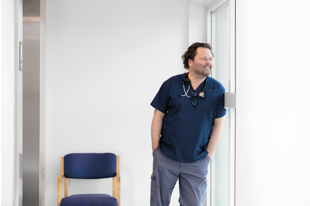 Christian Askenberg, spesialist i plastikkirurgi, gikk fra verdenen p&aring; sykehuset til tilv&aelig;relsen som fastlegevikar &ndash; og&hellip;