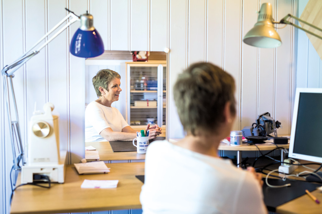 S&oslash;nnens gutterom ble til hjemmekontor da Norge stengte ned. Ved skrivebordet st&aring;r en kontorstol med kamuflasjem&oslash;nster, opp&aring;&hellip;