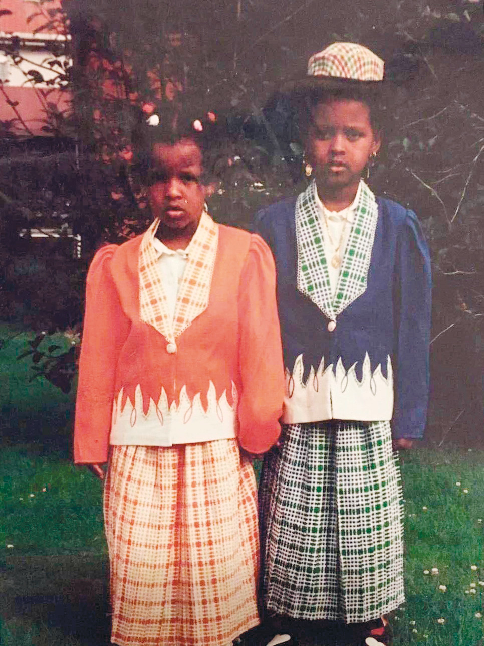 S&oslash;strene etter at de kom til Stj&oslash;rdal fra millionbyen Mogadishu. Saido i r&oslash;dt og Maryam i bl&aring;tt. Foto: privat