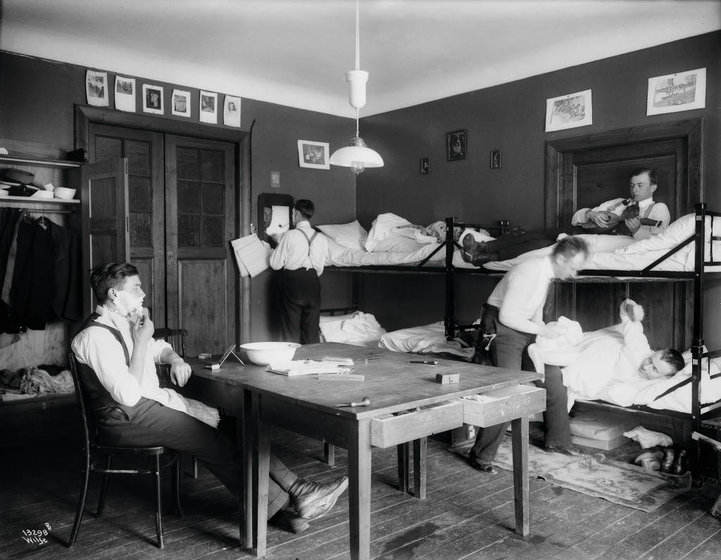 Morgenstell p&aring; Studenterhjemmet i Homansbyen i 1920, hvor ogs&aring; Sverre S&oslash;rsdal bodde. Det var trangbodd og slett ikke gratis,&hellip;