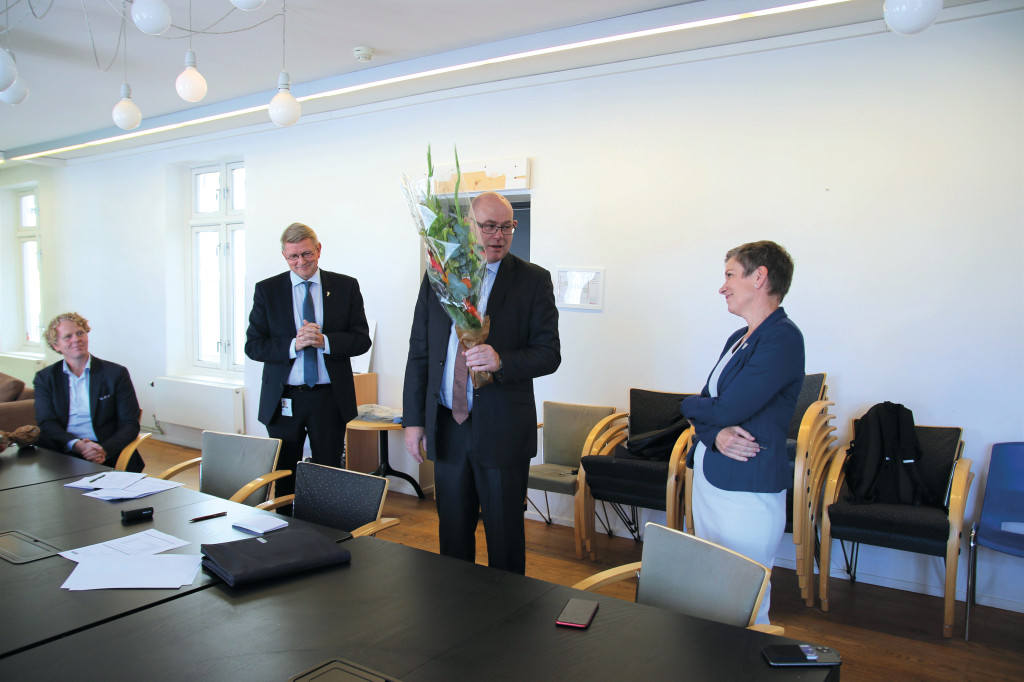 OVERREKKELSE: President i Legeforeningen Marit Hermansen, gir blomster til byggherre Hans Kristian Bakke. I bakgrunnen&hellip;