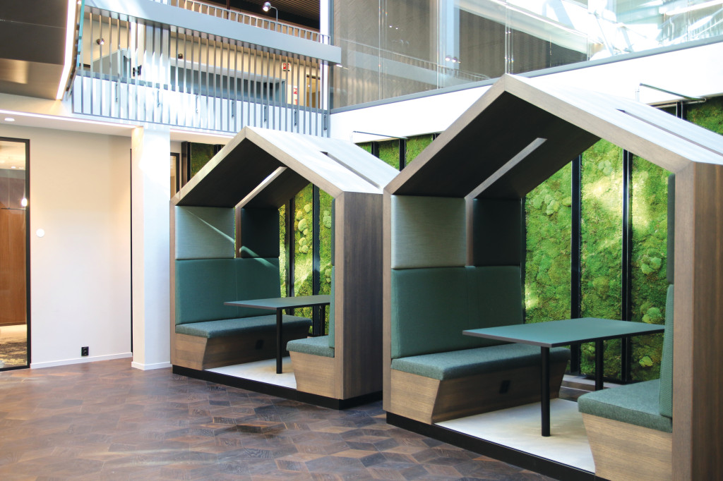 SOSIALT: Hyttene i atriet i f&oslash;rste etasje kan brukes som arbeidsstasjon eller for sosialt samv&aelig;r.