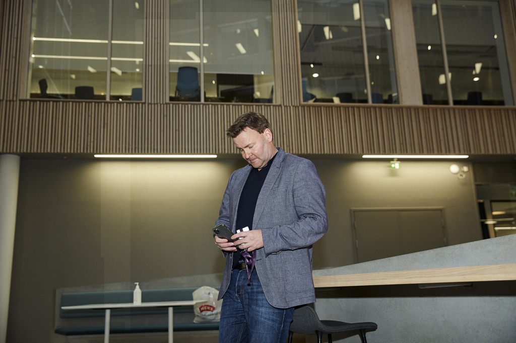 Den assisterende helsedirekt&oslash;ren har blitt en ettertraktet mann under koronapandemien, og f&aring;tt flere utmerkelser for sin&hellip;