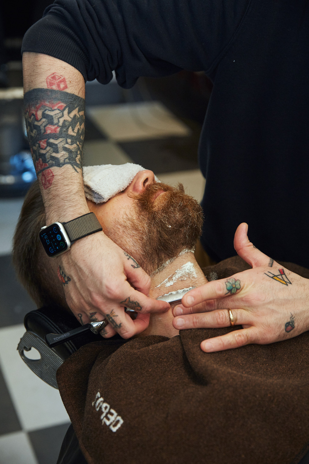 En god snurrebart krever hyppig kontakt med en dyktig barberer. Forfengelighet blir det vennskap og terapi av. Foto: Birgit&hellip;