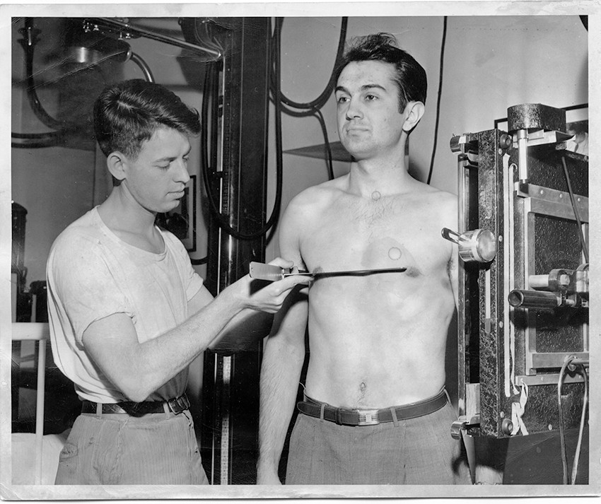 Figur 1 Tekniker William Steinberger og deltaker Gerald Wilsnack ved starten av studien. Foto: Hennepin County Library