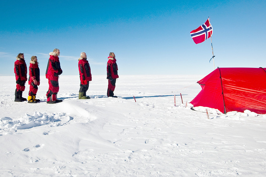 Julaften 2012 p&aring; Sydpolpunktet. Erling Rosenstr&oslash;m st&aring;r bakerst. Foto: Privat