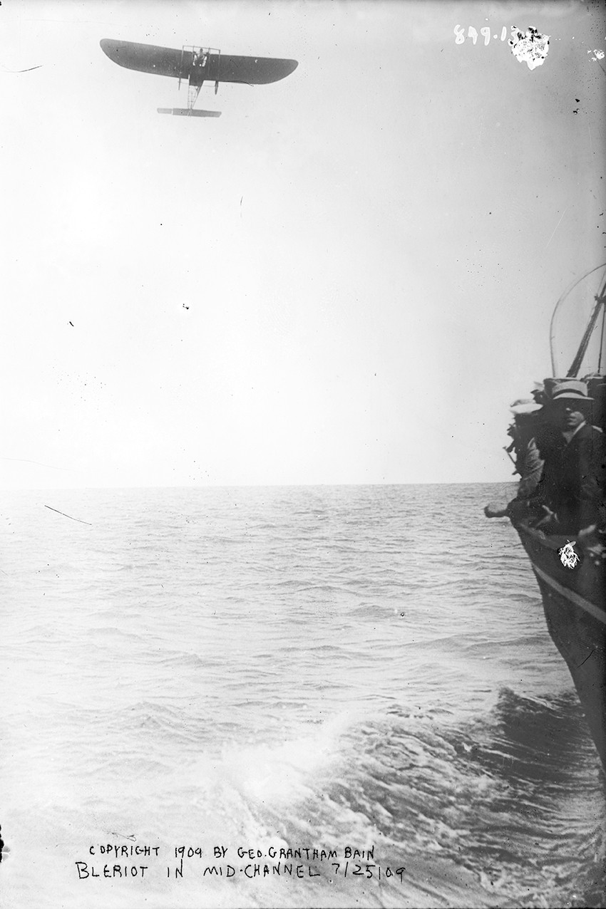 Den franske flyveren Louis Bl&eacute;riot (1872&ndash;1936) flyr over Den engelske kanal, 25. juli 1909. Illustrasjon: Public Domain Mark
