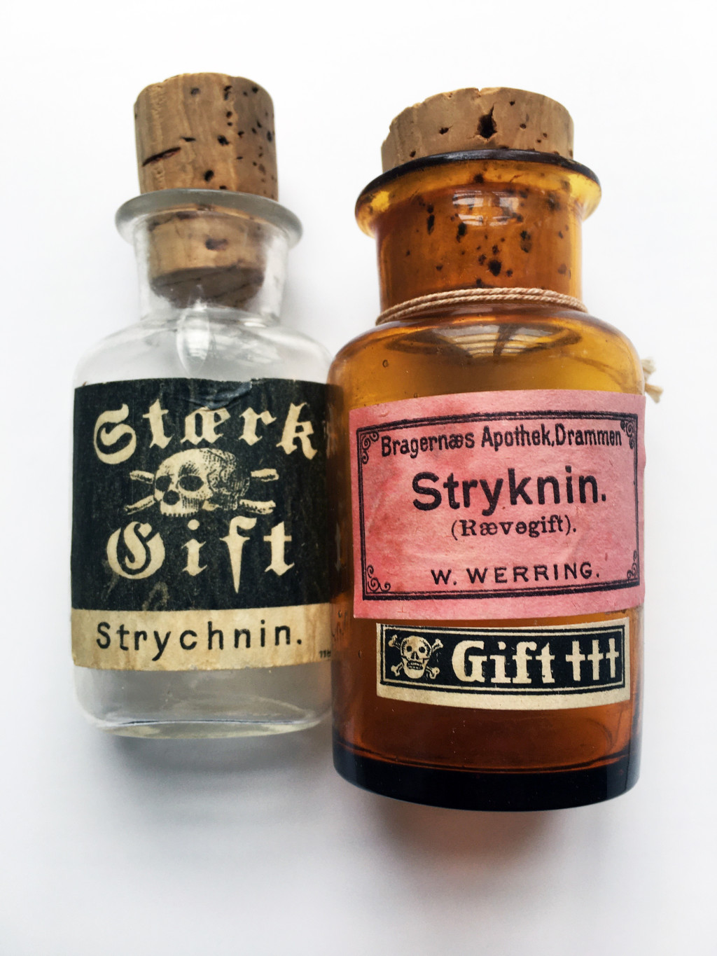 Figur 3 Strykninglass fra 1920- (venstre) og 1940-&aring;rene (h&oslash;yre). Foto: Kristian Ingebrigtsen