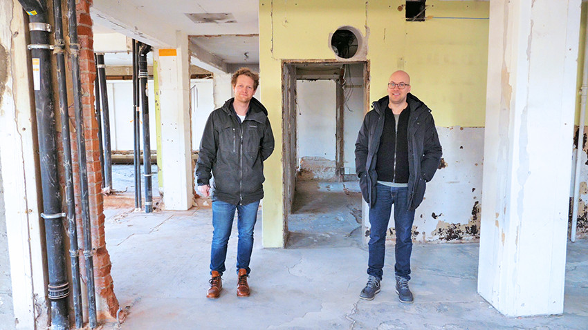 TOMT: &Oslash;yvind Stople Sivertsen (til venstre) og Gudmund Myhren i lokalene til Bj&oslash;lsen legesenter p&aring; et tidlig tidspunkt i&hellip;