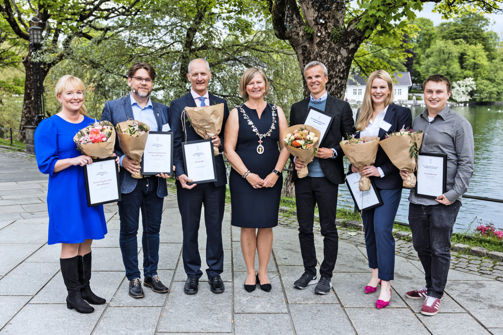 PRISVINNERE OG PRESIDENT: Fra venstre: Marte Kvittum Tangen, Nils Kristian Klev, Alexander Wahl, Anne-Karin Rime, Tron Simen&hellip;