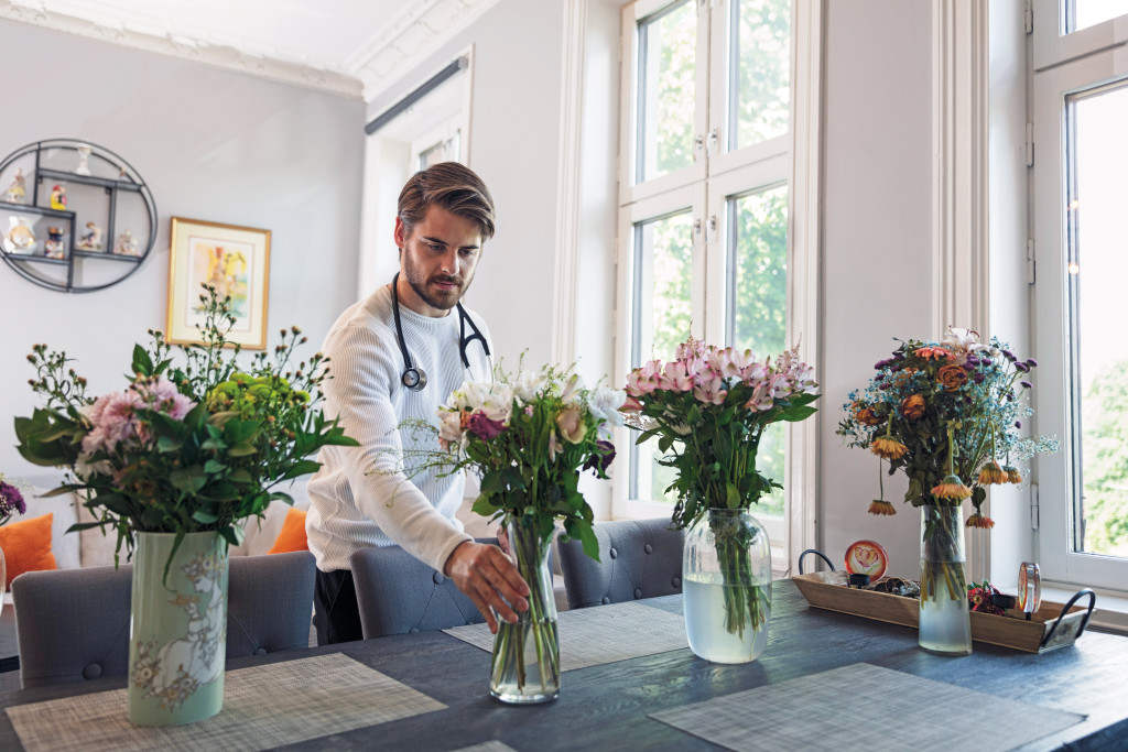 Gratulasjonsbukettene pryder stua til Ivar Christiansen etter at seks &aring;r med medisinstudier er gjennomf&oslash;rt. Foto: Christian&hellip;