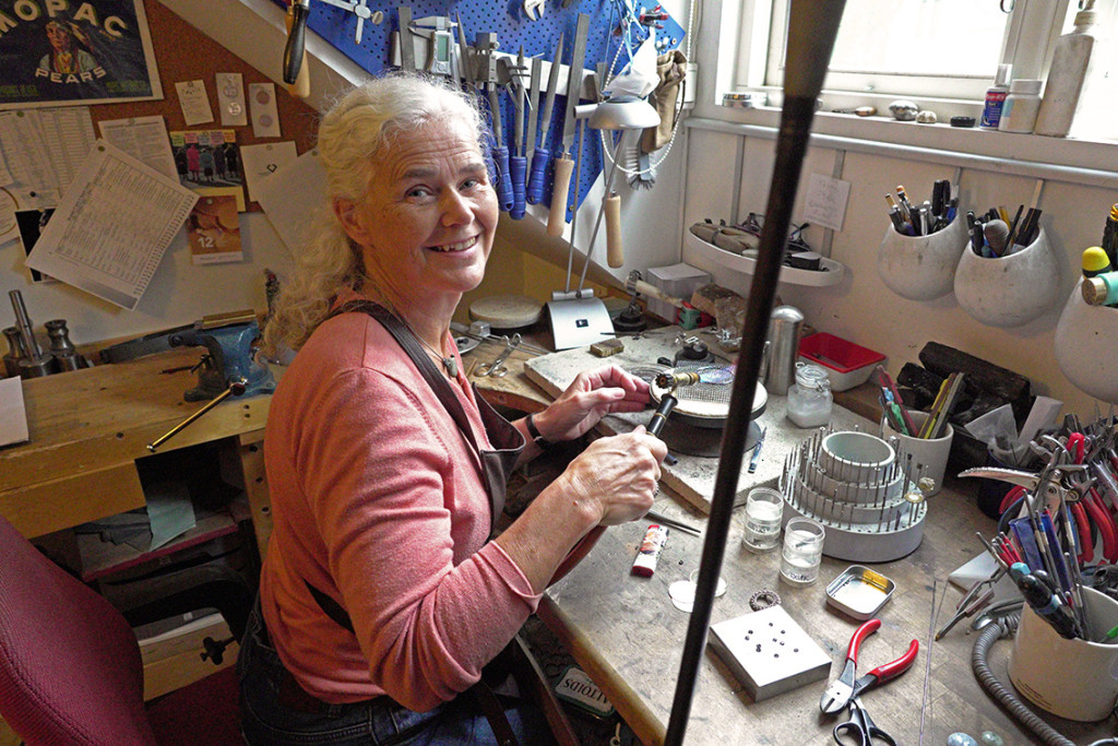 KREATIV AVKOBLING: Hanne Undlien kobler av fra fastlegeyrket p&aring; smykkeverkstedet sitt. Foto: Lisbet T. Kongsvik