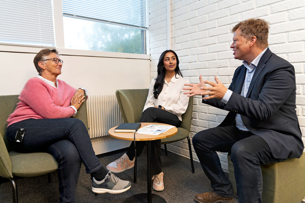 Professor Kristin Heggen, medisinstudent Ritika Sharma og professor Eivind Engebretsen p&aring; SHE-kontoret. Foto: Christian Tunge