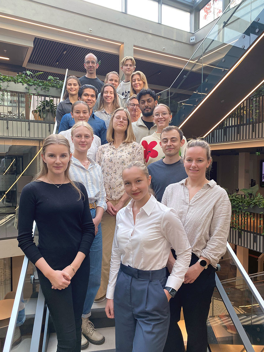 JOBBER MOT OVERBEHANDLING: Nye og tidligere Studenter for kloke valg samlet p&aring; Legenes hus 29.&nbsp;september 2023. Foto: Ingrid&hellip;